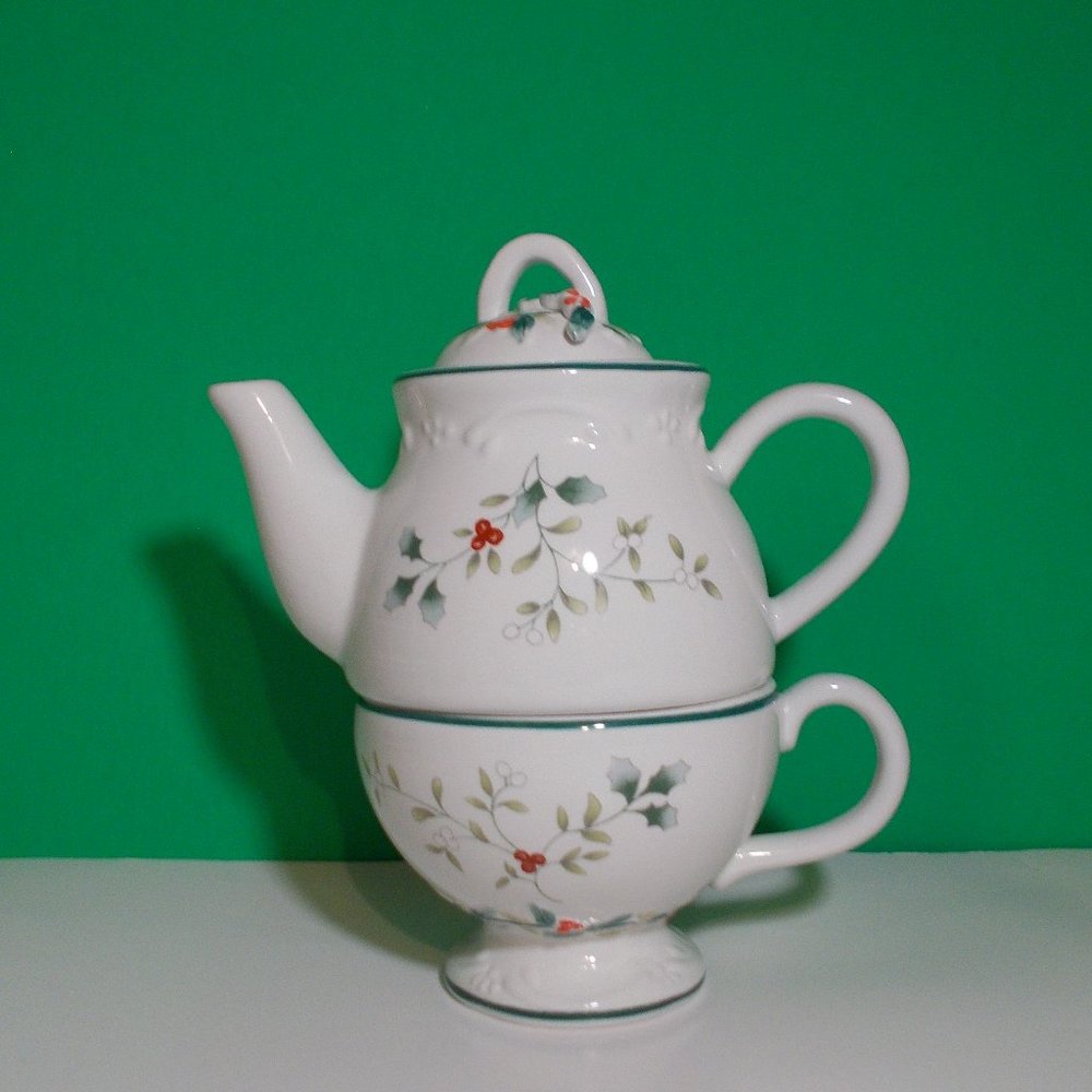 PFALTZGRAFF WINTERBERRY SCULPTED TEA FOR ONE NWB - Picture 2 of 8